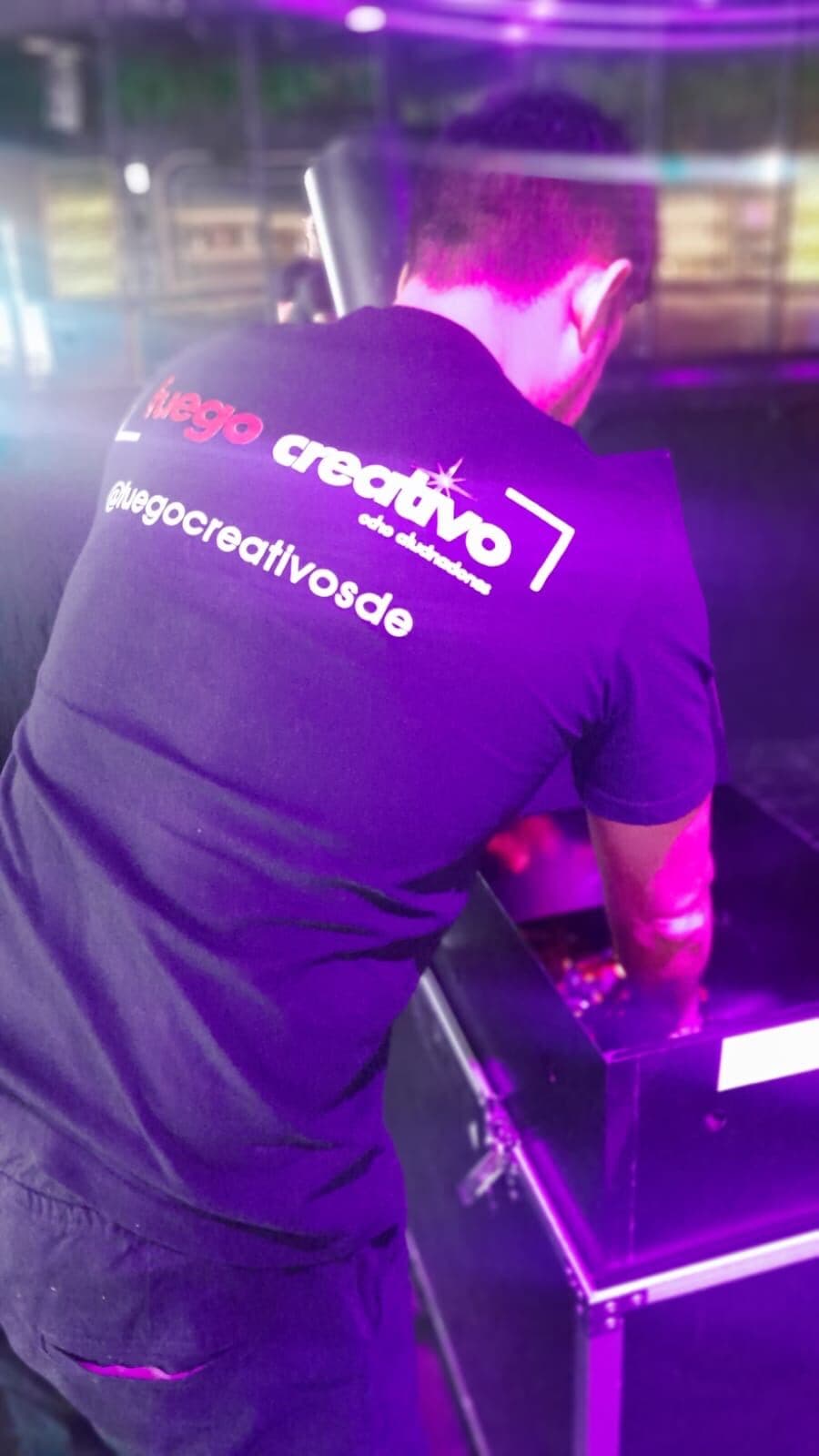 Equipo Fuego Creativo trabajando en vivo